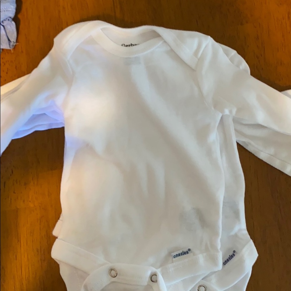 4 long sleeve white onesies